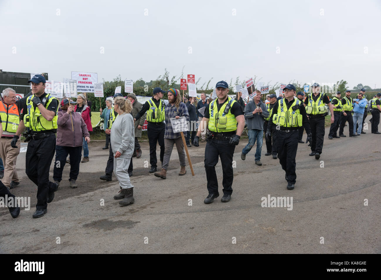 Kirby Misperton, North Yorkshire, UK. 26. September 2017. Eine große Zahl von der Polizei auf die Dritte Energie fracking site an Kirby Misperton Credit: Richard Burdon/Alamy leben Nachrichten Stockfoto