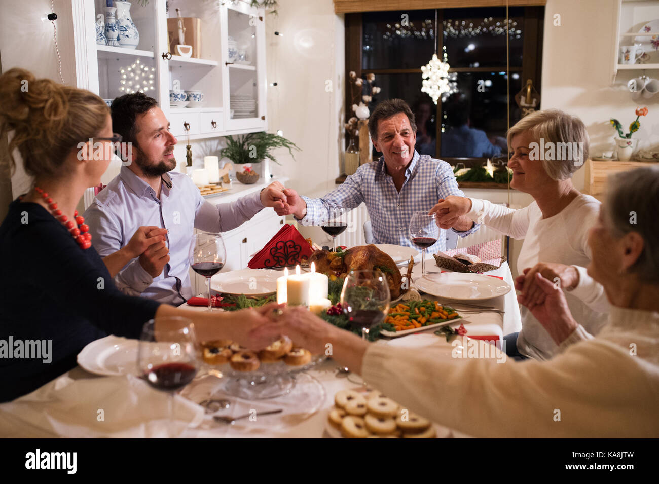 Schöne große Familie Christmat gemeinsam feiern Stockfoto