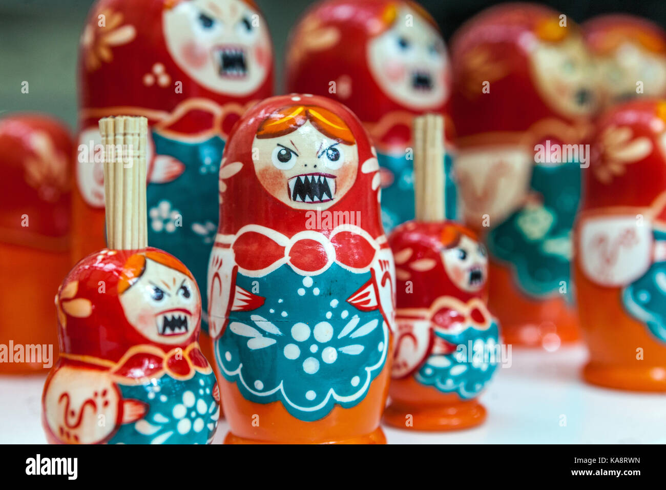 Museum des Kommunismus, Prag, Tschechische Republik, Angry Souvenir russische Puppen, Angry matryoshka Stockfoto