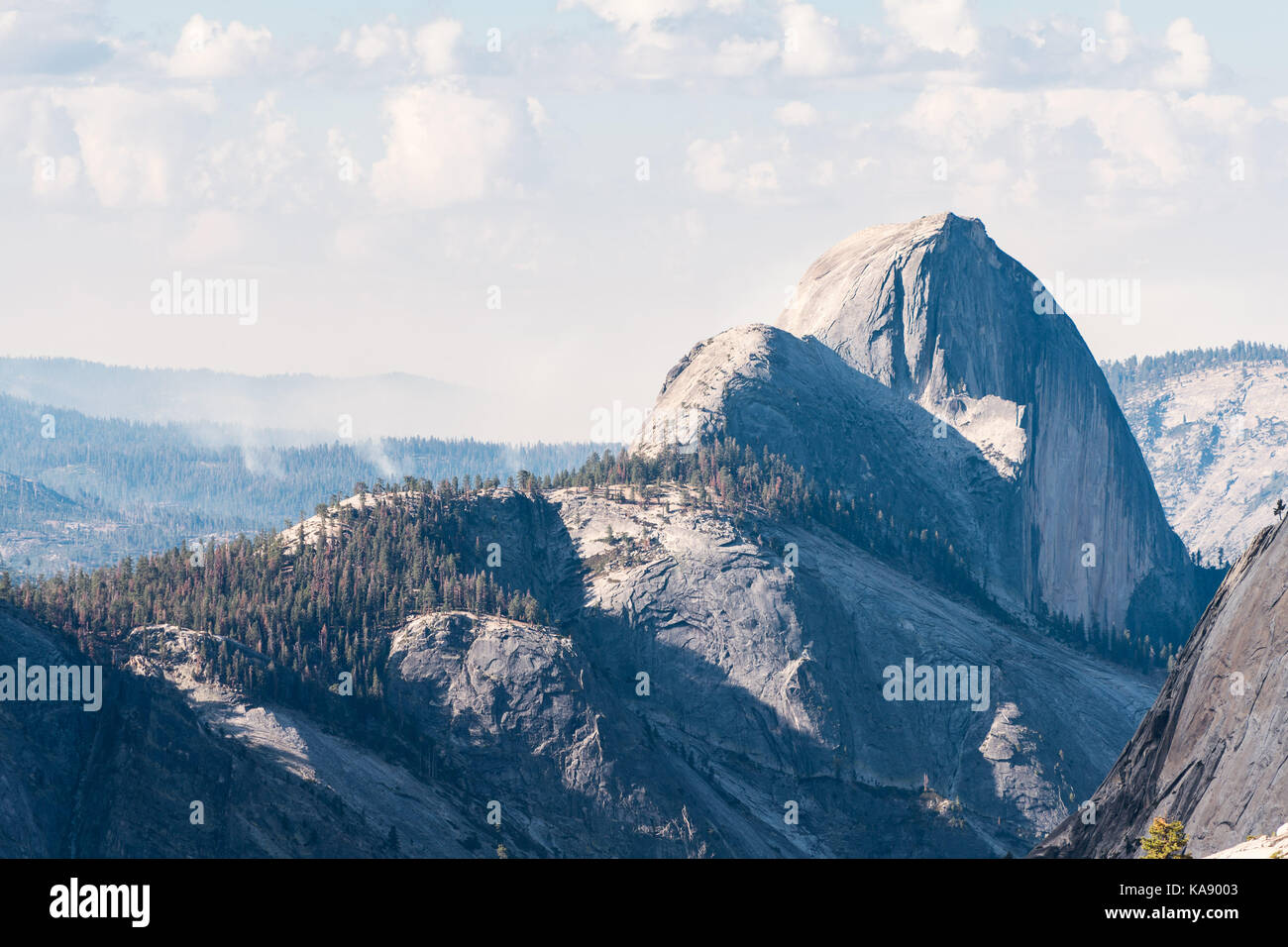 Eine Ansicht aus Olmsted Point in Richtung Half Dome, Yosemite National Park, Kalifornien, USA Stockfoto