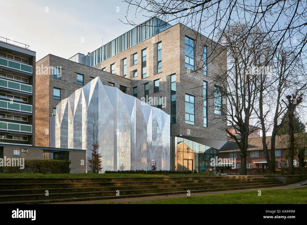 Schrägansicht vom Park. Southwark Rathaus + Theater Peckham, London, Vereinigtes Königreich. Architekt: Jestico + Whiles, 2017. Stockfoto