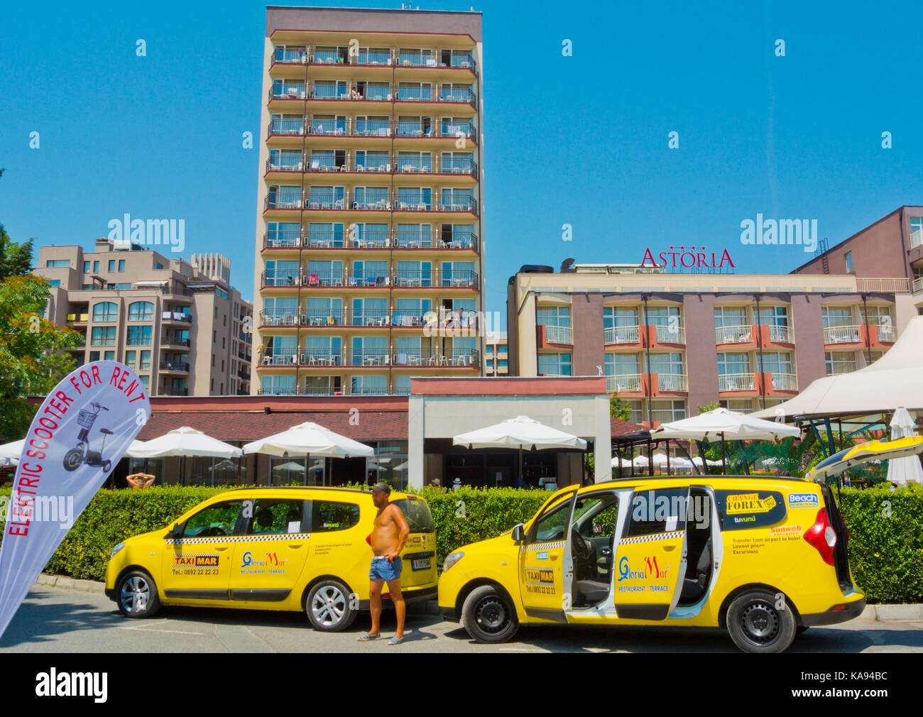 Taxis vor dem Hotel Astoria, Sonnenstrand, Bulgarien Stockfoto