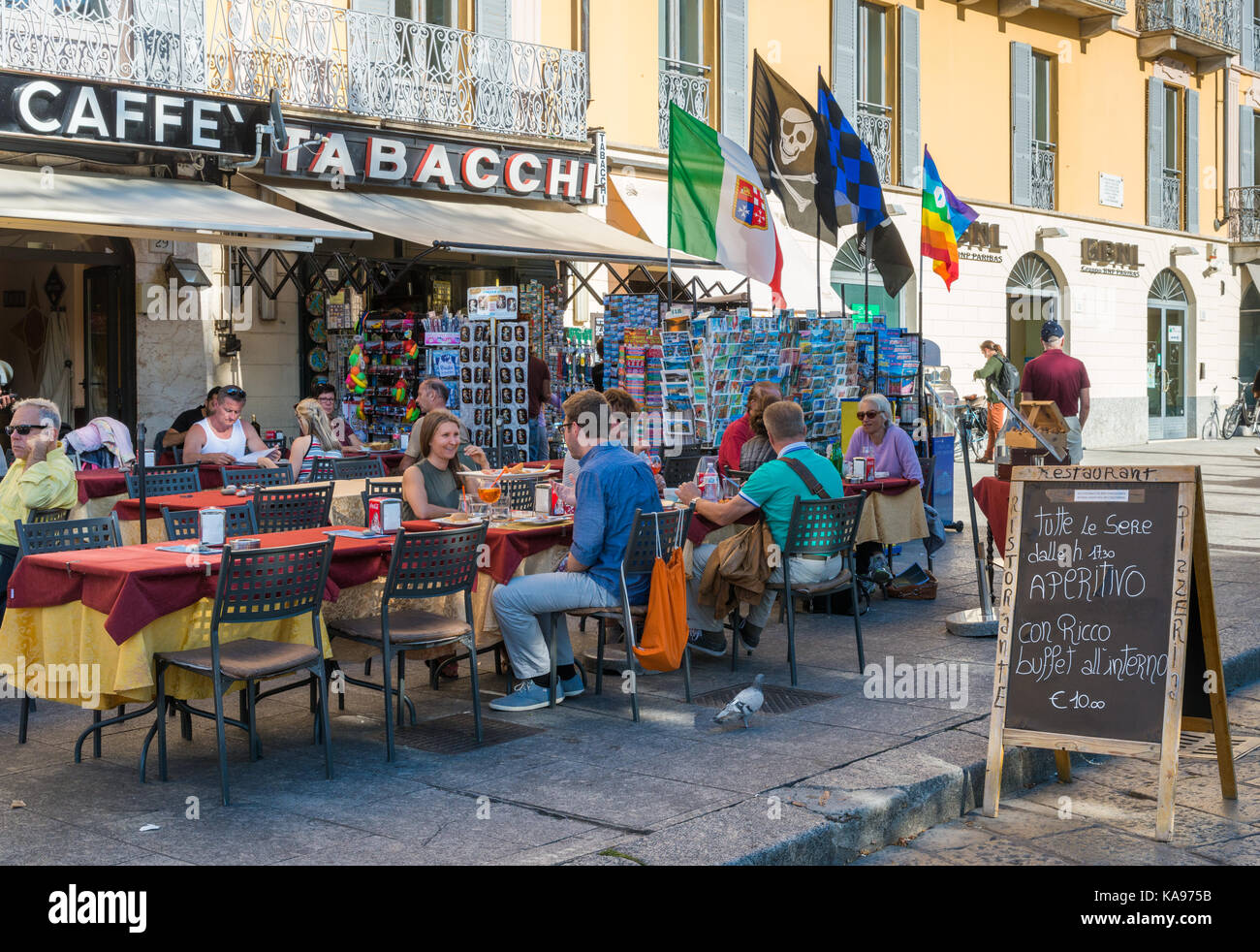 Aperitivo unterzeichnen und Touristen in Como, Italien Stockfoto