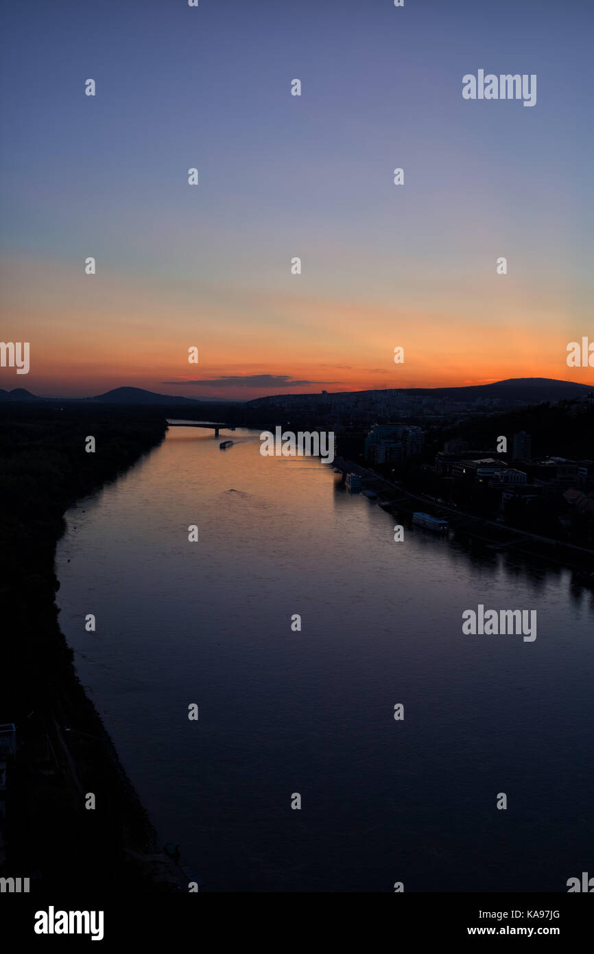 Donau bei Dämmerung, ruhige Landschaft mit Abendrot in Bratislava, Slowakei, Europa Stockfoto