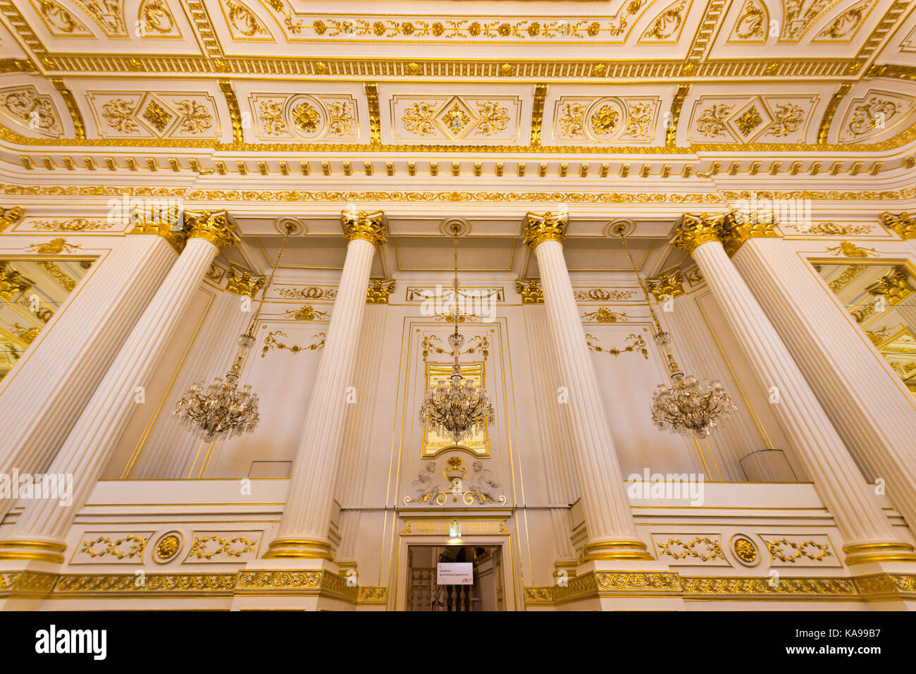 Kleiner Redoutensaal der kaiserlichen Hofburg, einem ehemaligen Tanz- und Konzerthalle, Einstellung für den kultivierten Stil des Barock Unterhaltung. Stockfoto