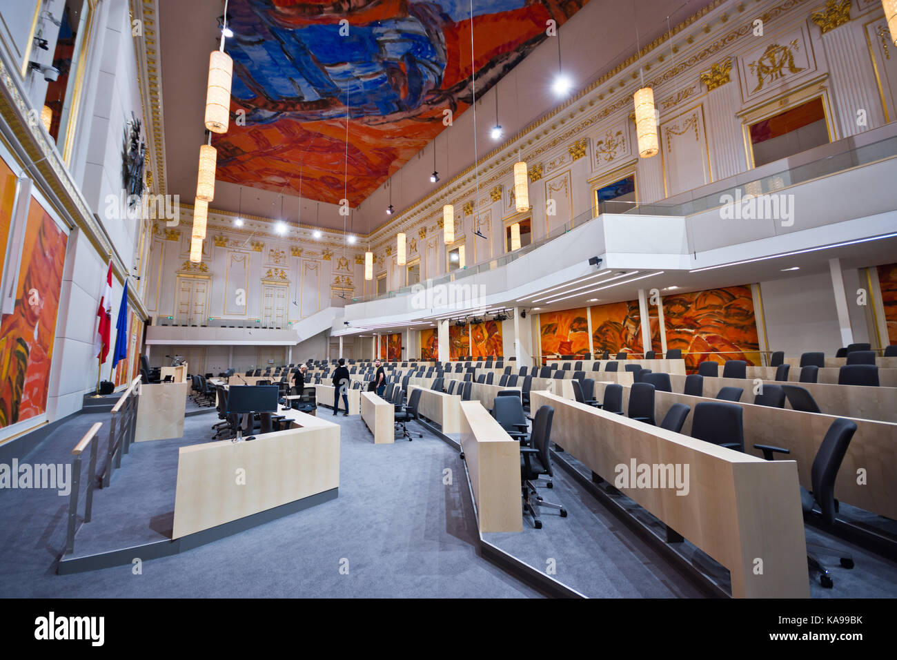 Wien, ÖSTERREICH - September 2017: Parlamentarische Räumlichkeiten im großen Redoutensaal der Hofburg. Nationale und Bundesrat sitzen in hier. Stockfoto