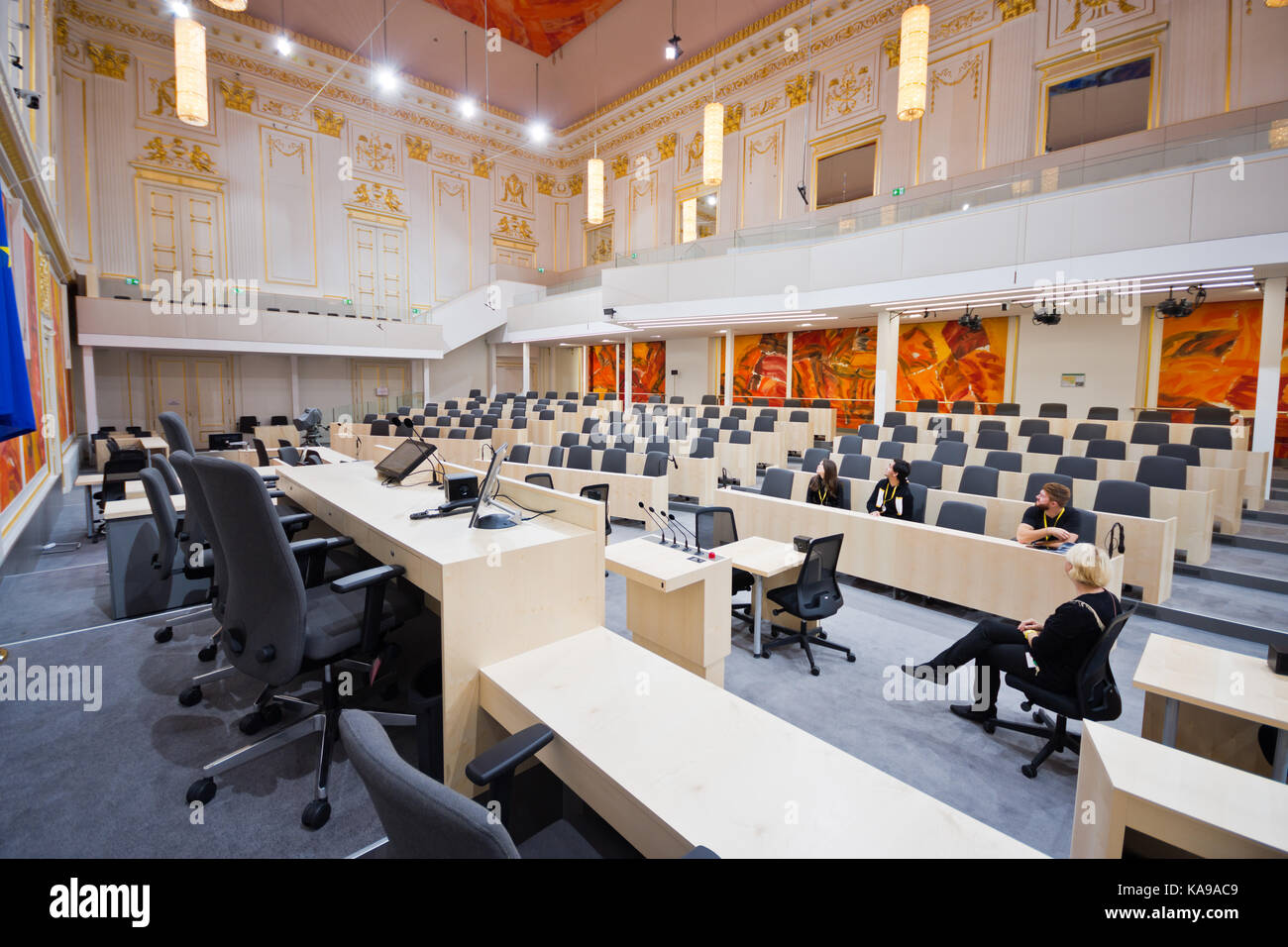 Wien, ÖSTERREICH - September 2017: Parlamentarische Räumlichkeiten im großen Redoutensaal der Hofburg. Nationale und Bundesrat sitzen in hier. Stockfoto