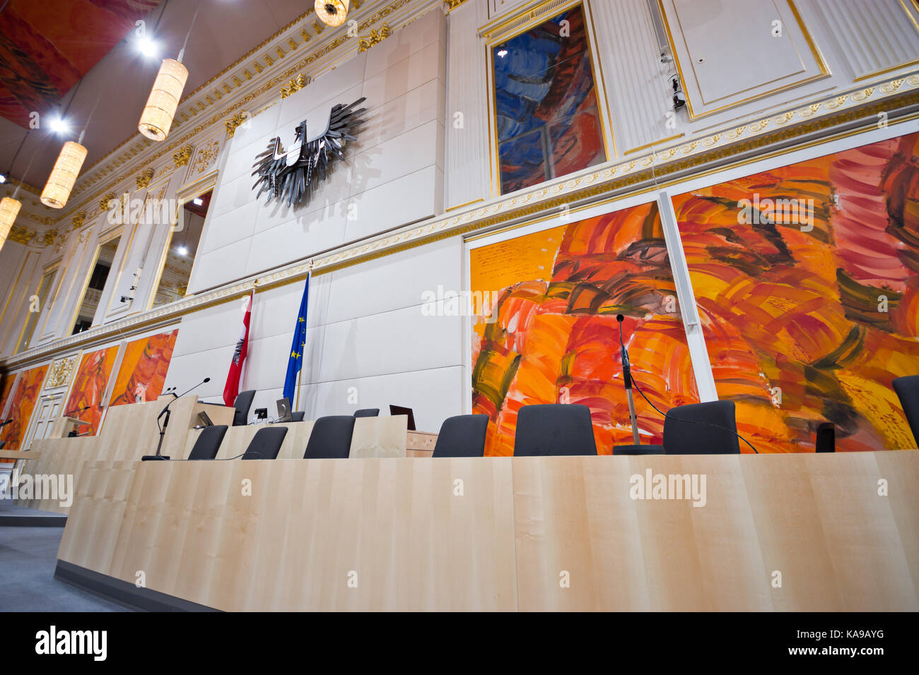 Wien, ÖSTERREICH - September 2017: Parlamentarische Räumlichkeiten im großen Redoutensaal der Hofburg. Nationale und Bundesrat sitzen in hier. Stockfoto