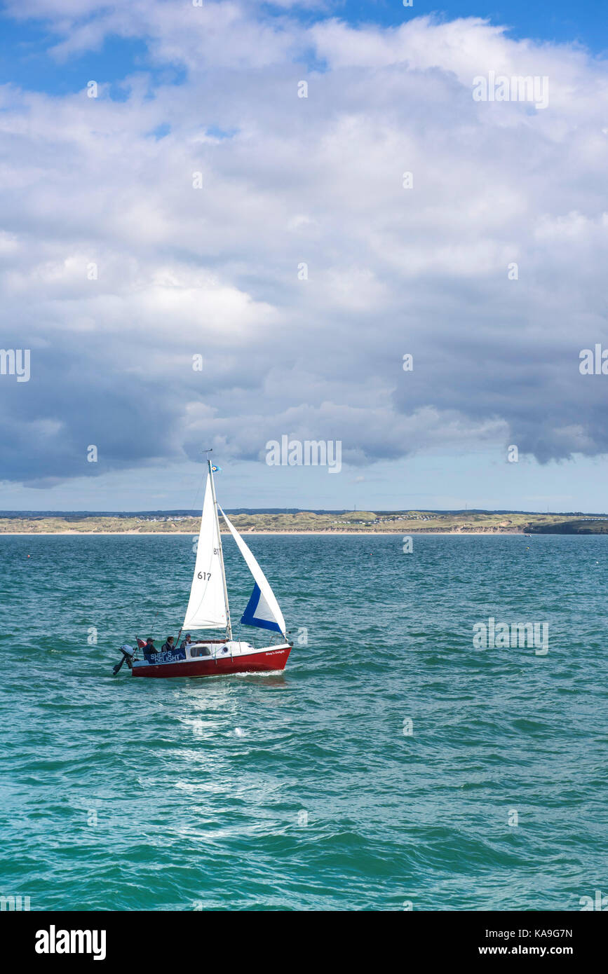 St Ives Bay - ein kleines Segelboot in der Bucht von St Ives in Cornwall. Stockfoto