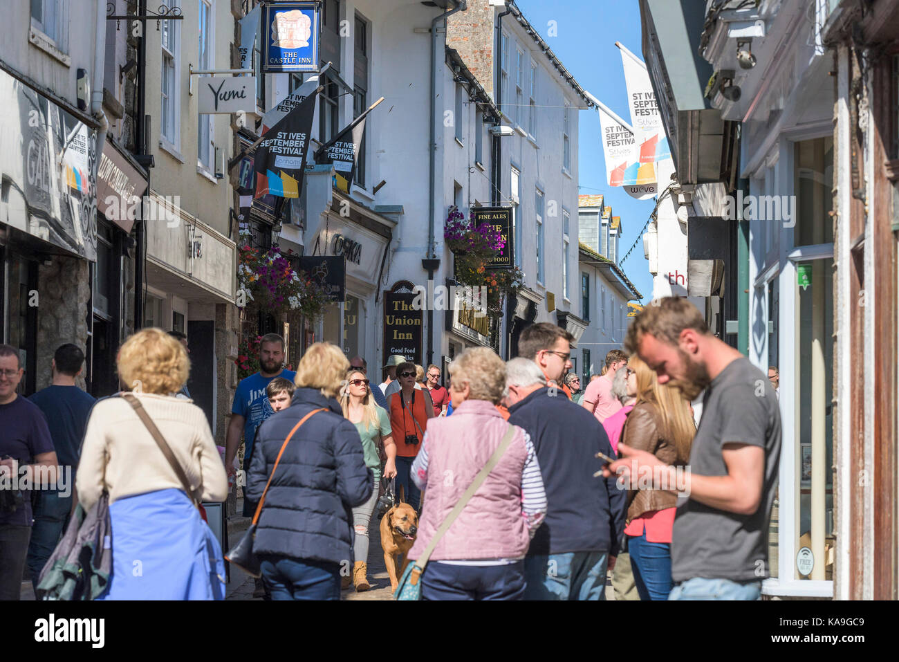 St Ives - eine geschäftige Straße Szene in der malerischen Innenstadt von St Ives in Cornwall. Stockfoto