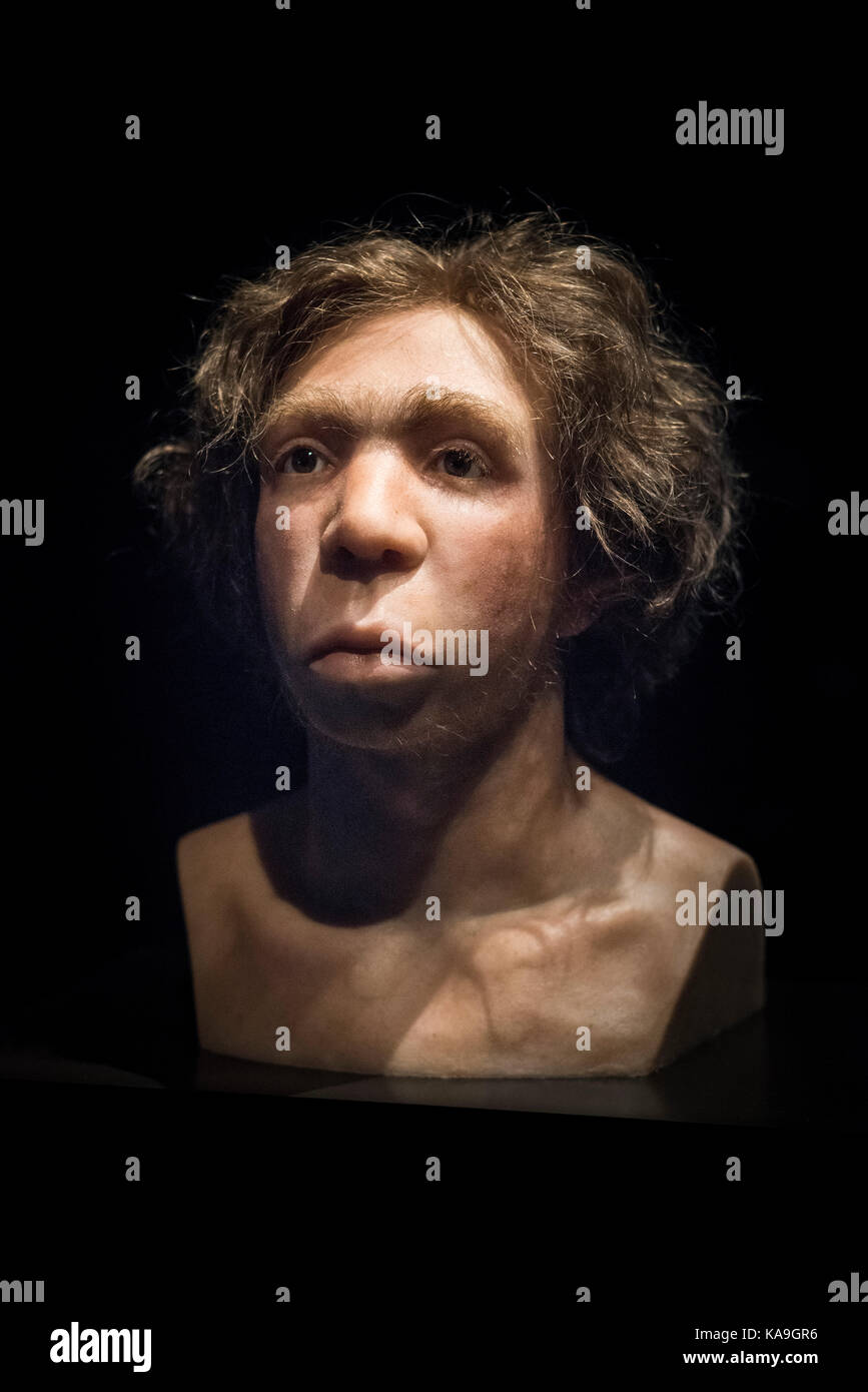 Berlin. Deutschland. Büste des Homo Neanderthalensis (Neandertaler), Silicon Rekonstruktion aus einem Schädel im Le Moustier, geglaubt werden, dass einer gefunden Stockfoto
