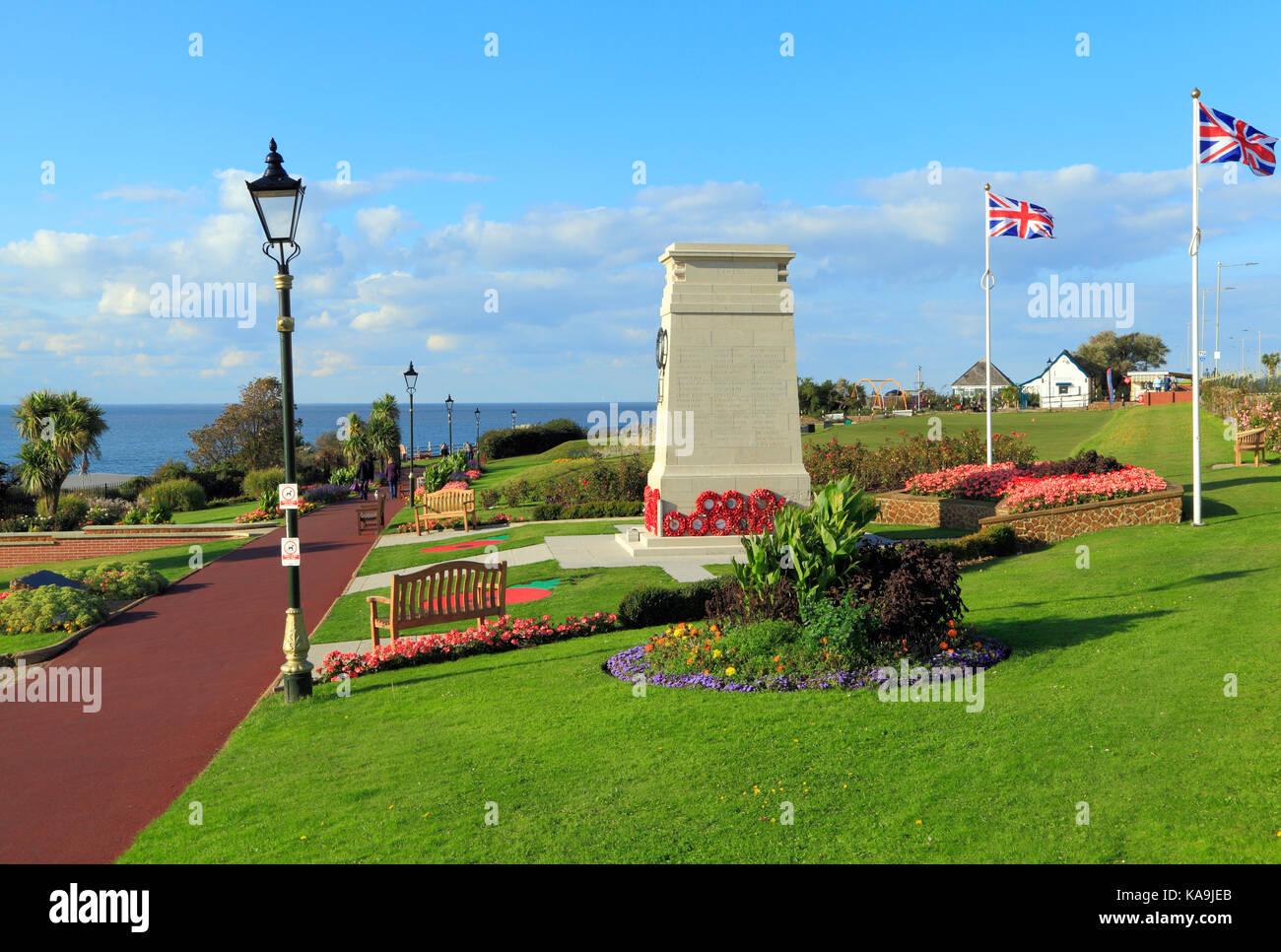 Kriegerdenkmal, Tag der Erinnerung, Gedenkstätten, Union Jack Flagge, Fahnen, 1914-1918, Weltkrieg 1, Weltkrieg, Esplanade Gardens, Hunstanton, Norfolk, Engla Stockfoto