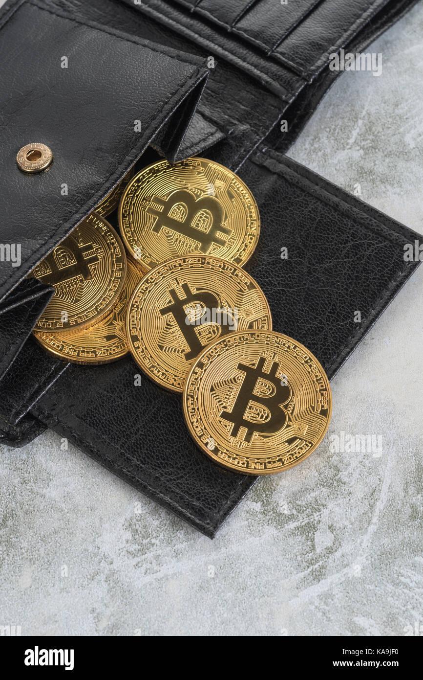 Gold Bitcoins verschüttet aus schwarzem Brieftasche. Für Bitcoin-Wallet,  virtuelles Geld, Kryptowährung, Peer-to-Peer-Transaktionen, Bitcoin-Preisabsturz  Stockfotografie - Alamy