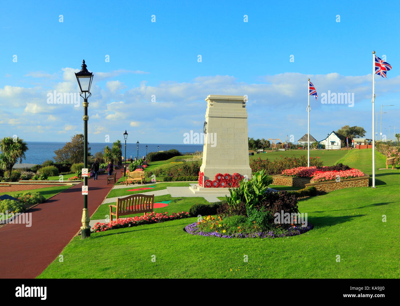 Kriegerdenkmal, Tag der Erinnerung, Gedenkstätten, Union Jack Flagge, Fahnen, Mohn, 1914-1918, Weltkrieg 1, Weltkrieg, Esplanade Gardens, Hunstanton Stockfoto