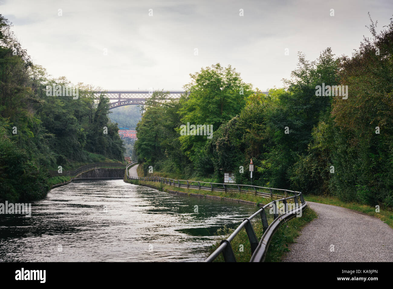 Radweg entlang des Naviglio Martesana. Die berühmte Brücke von Pardeno d'Adda im Hintergrund gesehen werden. Stockfoto