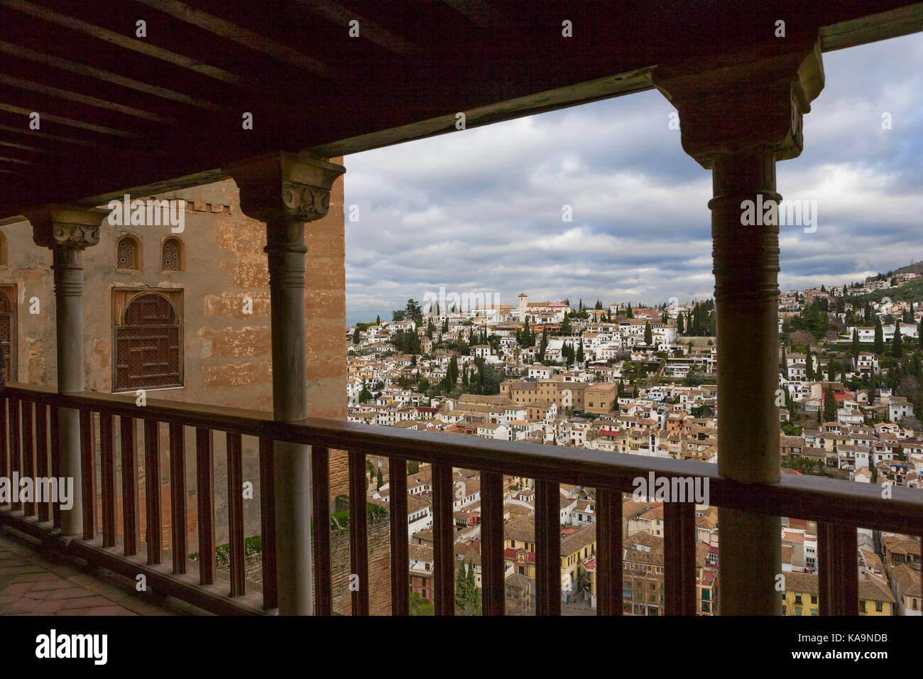 Mit Blick auf El Albaicín aus der offenen Galerie über dem Patio de la Reja, La Alhambra, Granada, Spanien Stockfoto