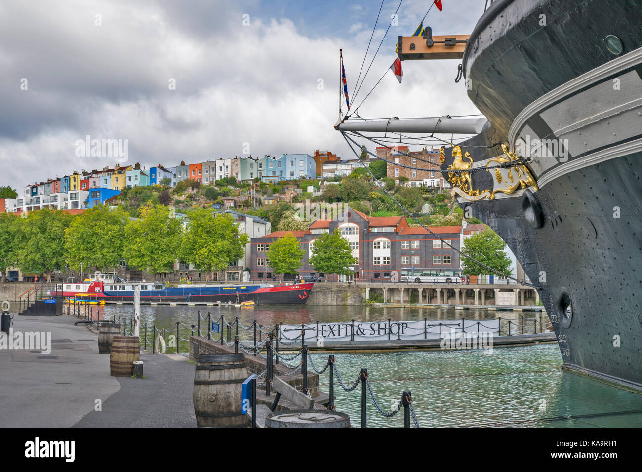 BRISTOL ENGLAND STADTZENTRUM UND Hafen am Fluss Avon an HOTWELLS DOCKSIDE DER WESTLICHEN DOCKYARD UND BUG SS Great Britain Schiff mit farbigen Häusern Stockfoto