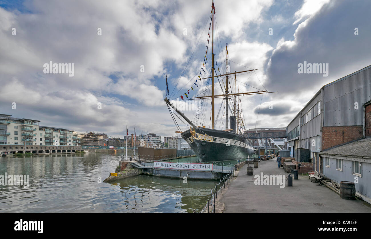 BRISTOL ENGLAND STADTZENTRUM UND HAFEN AUF DEM FLUSS AVON an HOTWELLS DOCKSIDE DER WESTLICHEN DOCKYARD BRUNELS SS Great Britain mit Blick auf den Bug Stockfoto