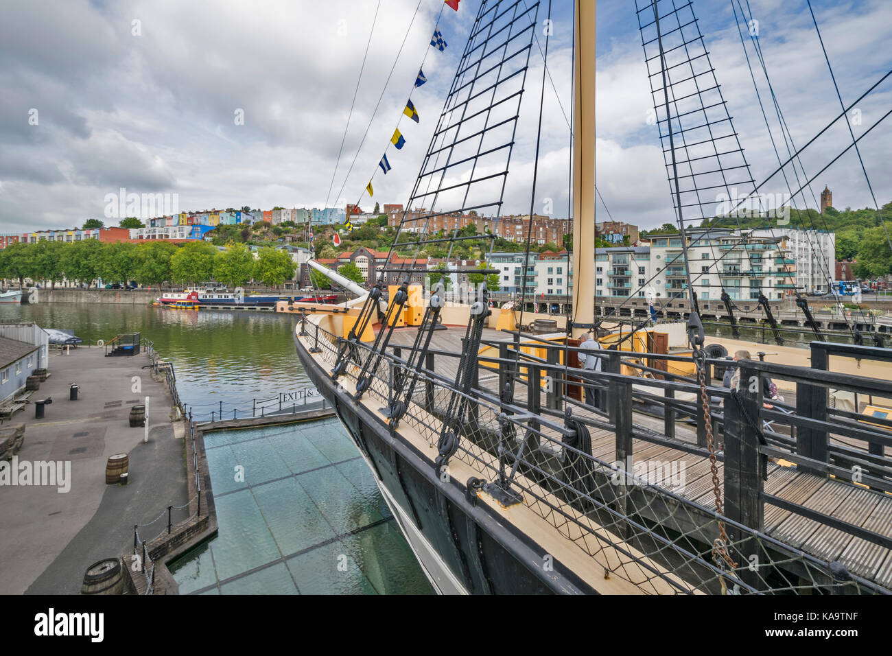 BRISTOL ENGLAND DAS STADTZENTRUM UND HAFEN AUF DEN FLUSS AVON an HOTWELLS DOCKSIDE DER WESTLICHEN DOCKYARD BRUNELS SS Great Britain DER BUG DES SCHIFFES Stockfoto