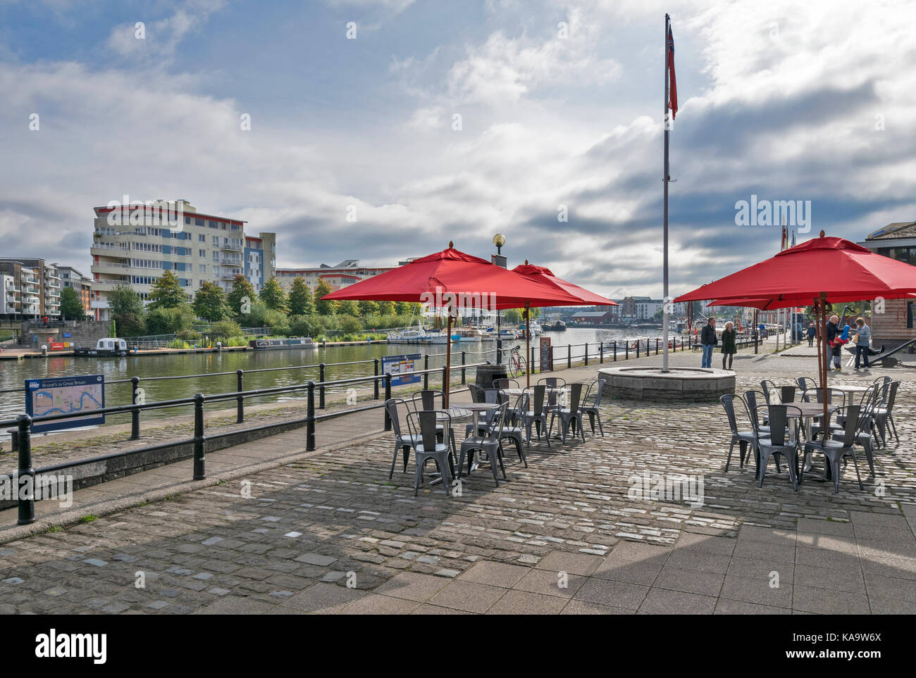 BRISTOL ENGLAND DAS STADTZENTRUM UND HAFEN AUF DEN FLUSS AVON an HOTWELLS DOCKSIDE RESTAURANT UND ROTEN SONNENSCHIRMEN NEBEN DER SS Great Britain SCHIFF Stockfoto
