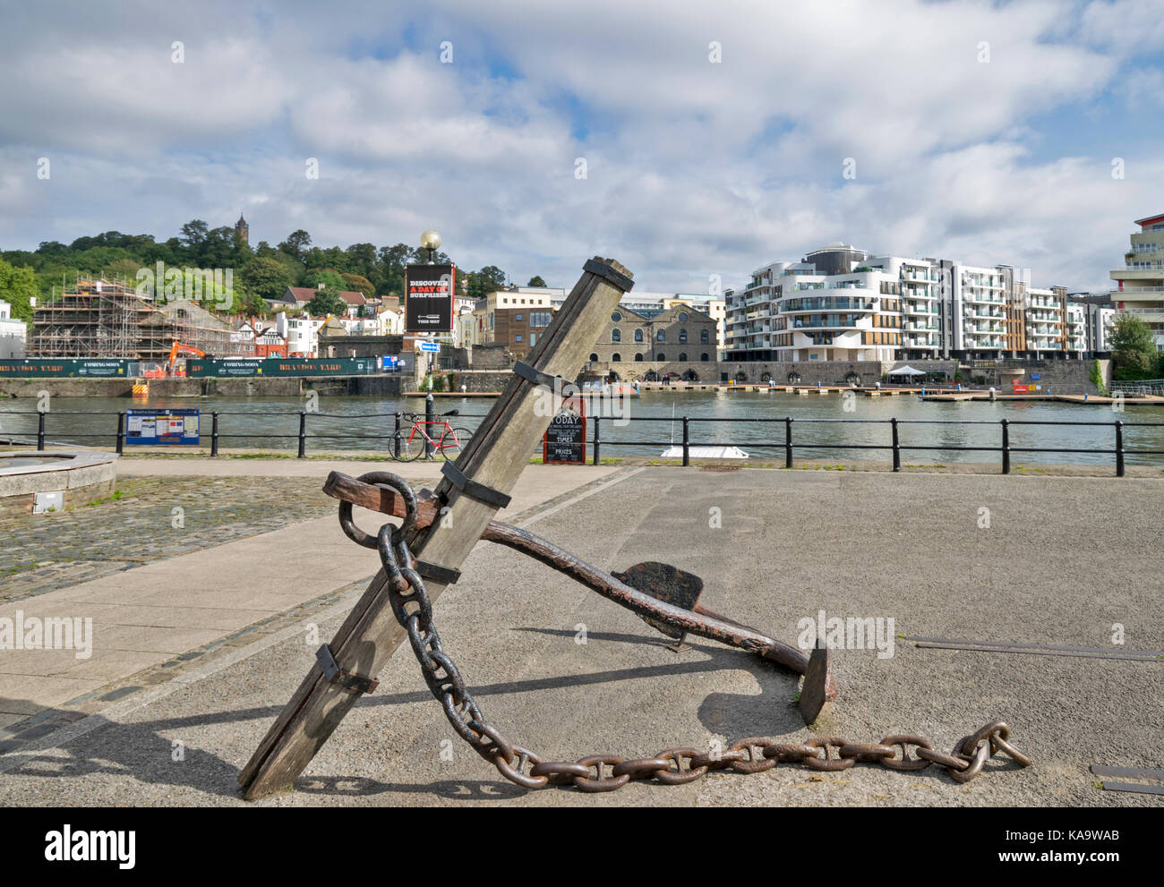 BRISTOL ENGLAND DAS STADTZENTRUM UND HAFEN AUF DEN FLUSS AVON an HOTWELLS DOCKSIDE Schiffe ankern in der Nähe des westlichen DOCKYARD UND SS Great Britain SCHIFF Stockfoto