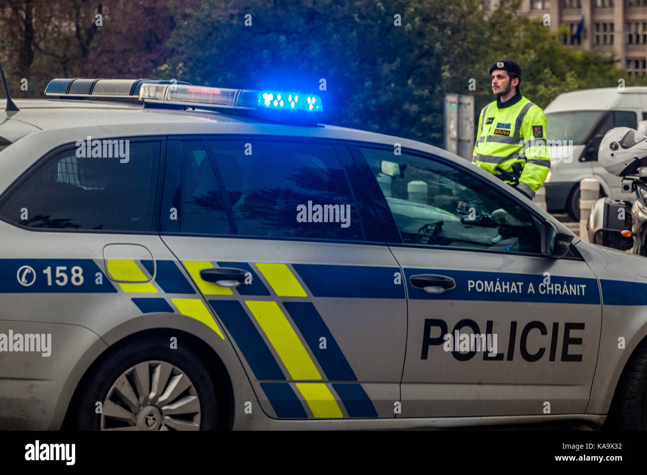 Tschechisches Polizeiauto. Verkehrsblinklichter Prag, Tschechische Republik Polizeistraße Stockfoto