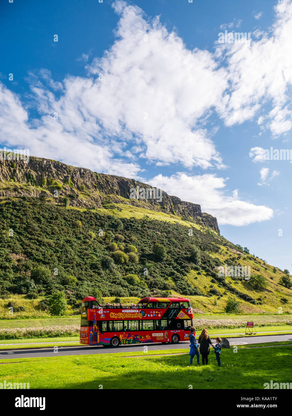 Touristenbus, Salisbury Crags, Holyrood Park, Edinburgh, Schottland, GB, GB. Stockfoto