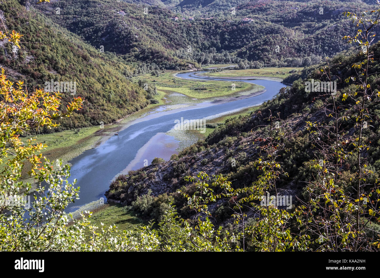 Montenegro - Blick von der Höhe des Rijeka Crnojevica River, einem Nebenfluss der Skutarisee Stockfoto