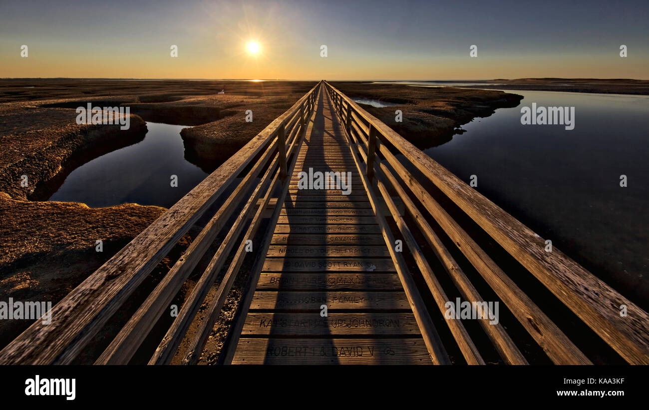 Sonnenuntergang über den Holzsteg Am grauen Strand in Yarmouth, Cape Cod, Massachusetts. Stockfoto