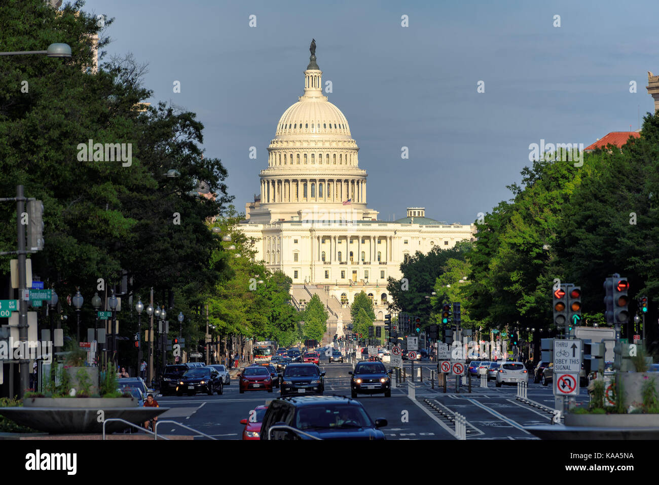 Pennsylvania Avenue und Capitol Building bei Sonnenuntergang in Washington DC Stockfoto
