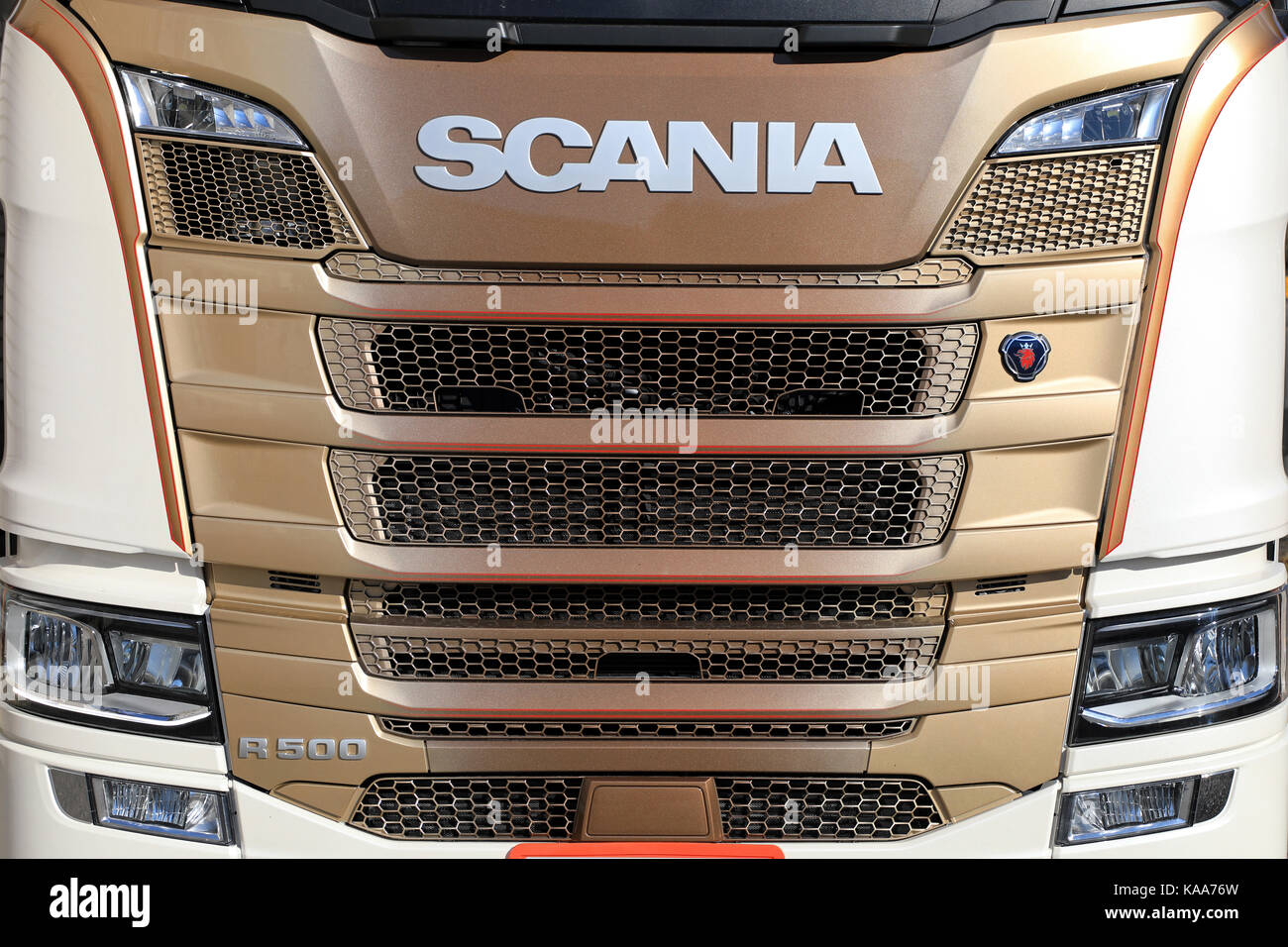 Mariehamn, Finnland - 1. Mai 2017: Detail der nächsten Generation von Scania R500 Semi Truck vorne in den Farben creme und Bronze. Stockfoto