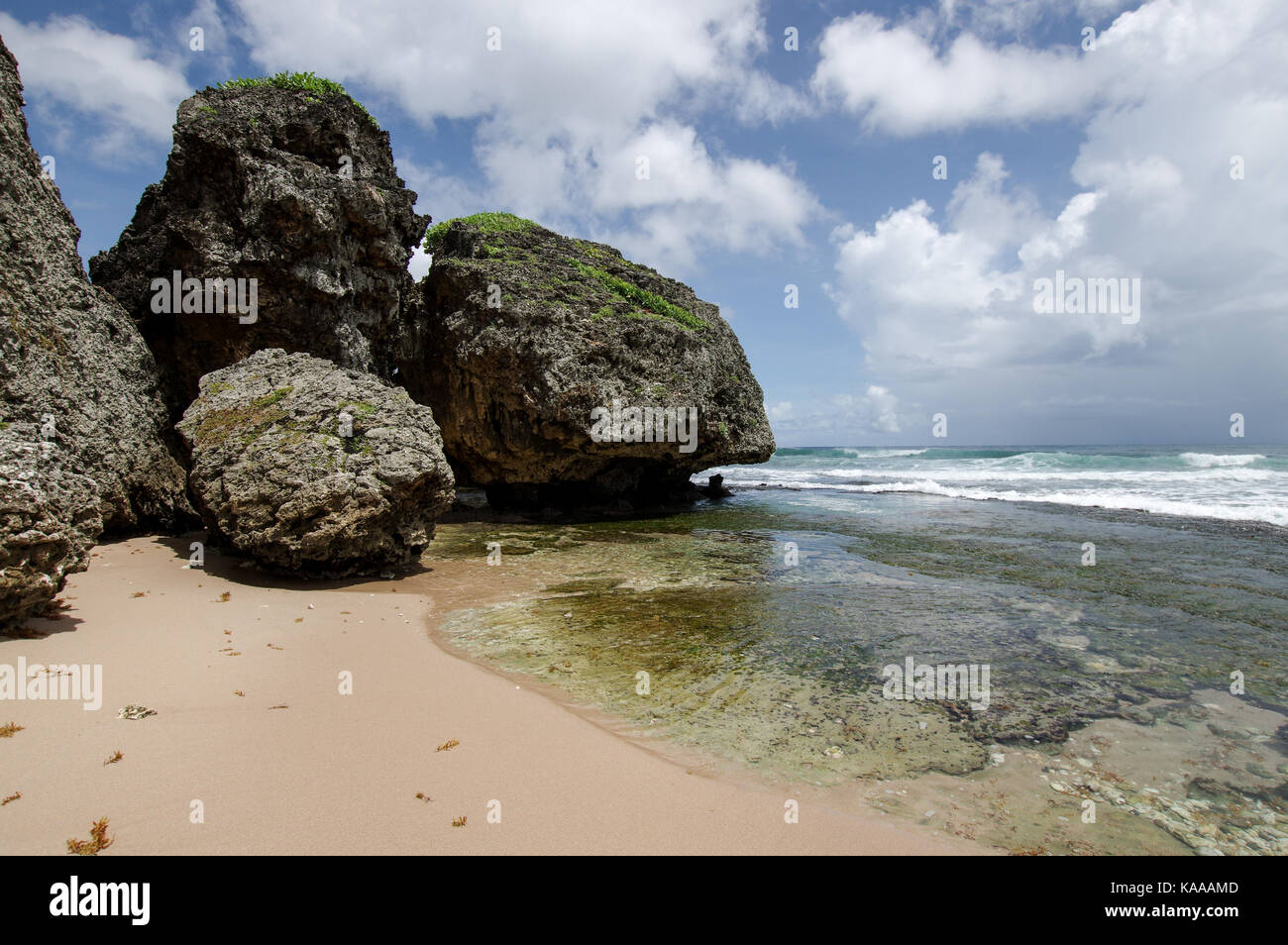Riesige Steine und Felsen in der Nähe von Batseba, Ostküste von Barbados Stockfoto