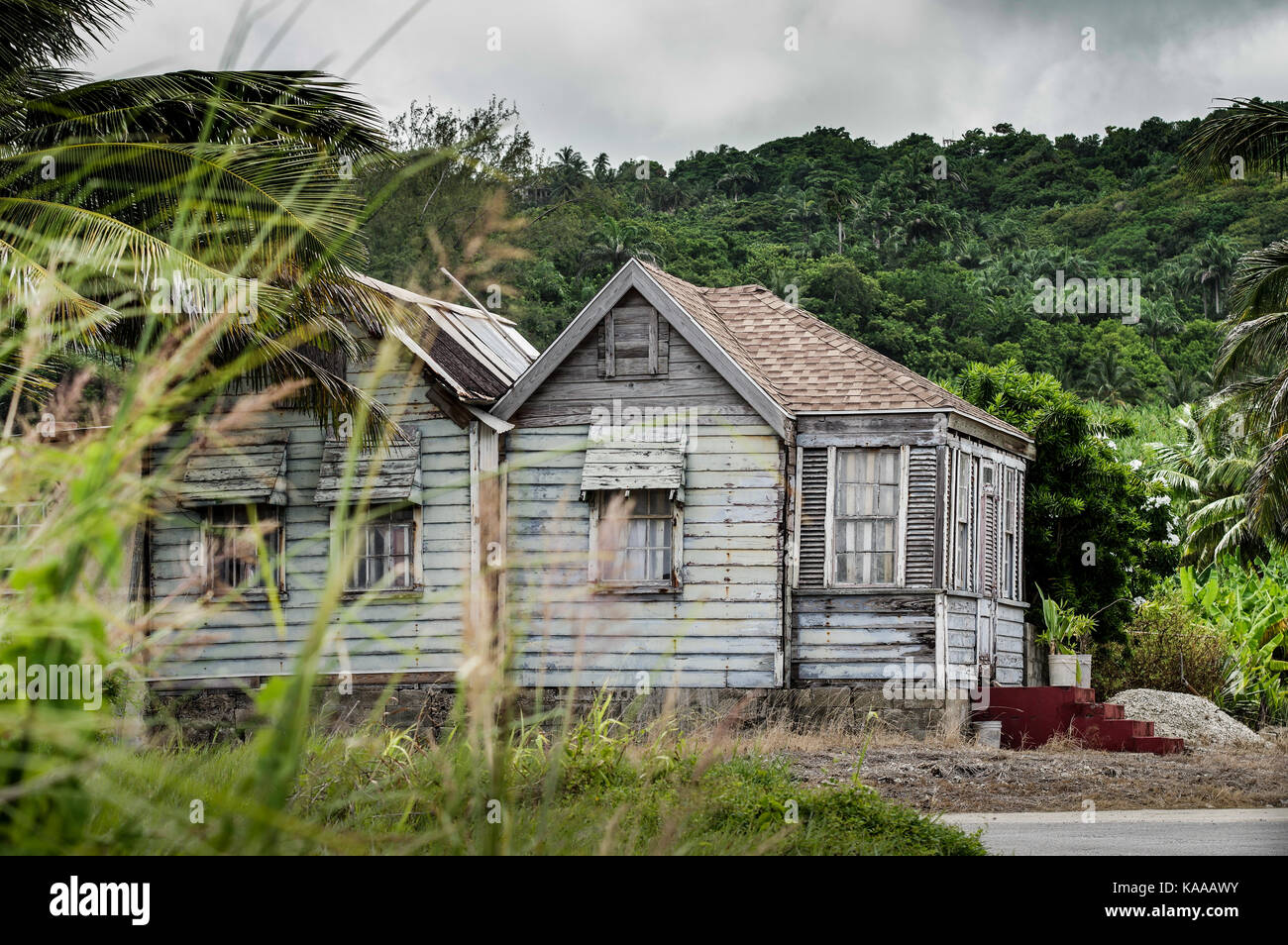 Reizende Bajan Holzhaus in der ländlichen Umgebung von Barbados Ostküste Stockfoto
