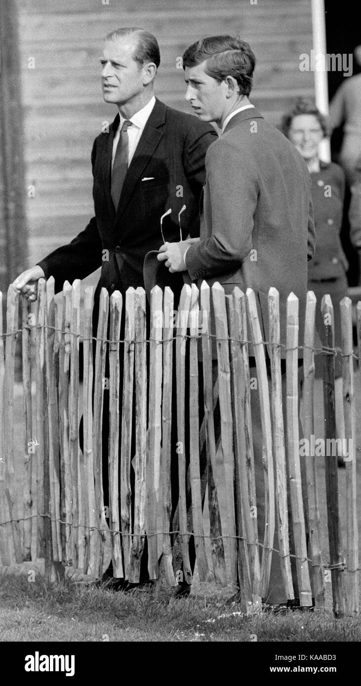 Vater und Sohn Moment zwischen Prinz Charles (dann im Alter von 19 Jahren) und sein Vater Prinz Philip, Herzog von Edinburgh. Der junge Prinz war auf der Suche nach Rat von seinem Vater während eines Polo Match in Cowdray Park in West Sussex. (Ein exklusives Image copyright David Cole aus den Archiven der Presse Portrait Service) Stockfoto