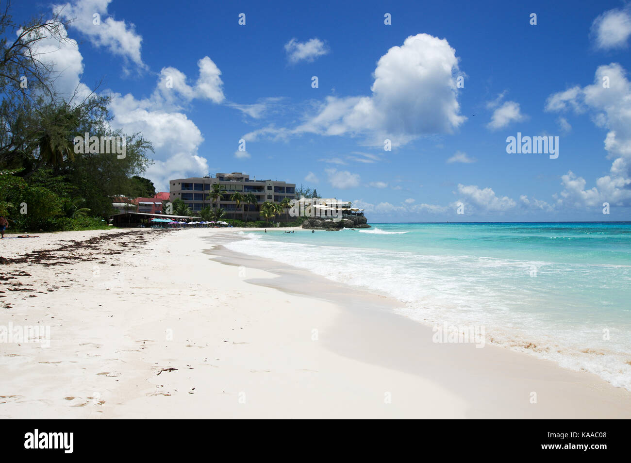 Accra Beach (auch als Rockley Beach bekannt), eine der lebendigsten und schönsten Strände in Barbados Stockfoto