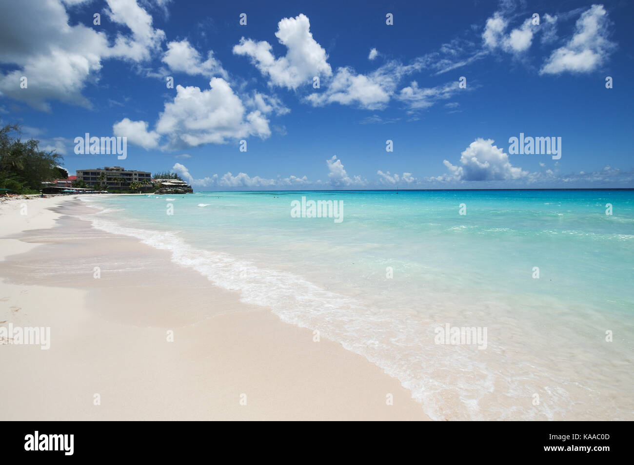 Accra Beach (auch als Rockley Beach bekannt), eine der lebendigsten und schönsten Strände in Barbados Stockfoto