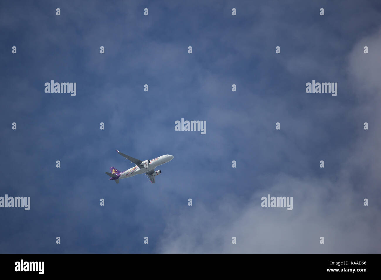 CHIANG MAI, THAILAND - 17. SEPTEMBER 2017: HS-TXS Airbus A320-200 mit Winglets der Thaismile Atemwege. Von Chiangmai Flughafen Bangkok Suvarn Stockfoto