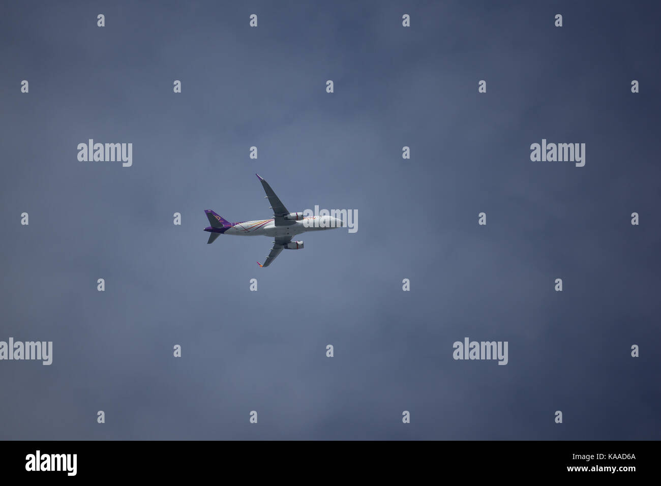 CHIANG MAI, THAILAND - 17. SEPTEMBER 2017: HS-TXS Airbus A320-200 mit Winglets der Thaismile Atemwege. Von Chiangmai Flughafen Bangkok Suvarn Stockfoto