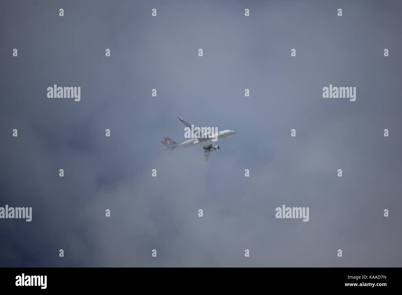 CHIANG MAI, THAILAND - 17. SEPTEMBER 2017: HS-TXS Airbus A320-200 mit Winglets der Thaismile Atemwege. Von Chiangmai Flughafen Bangkok Suvarn Stockfoto