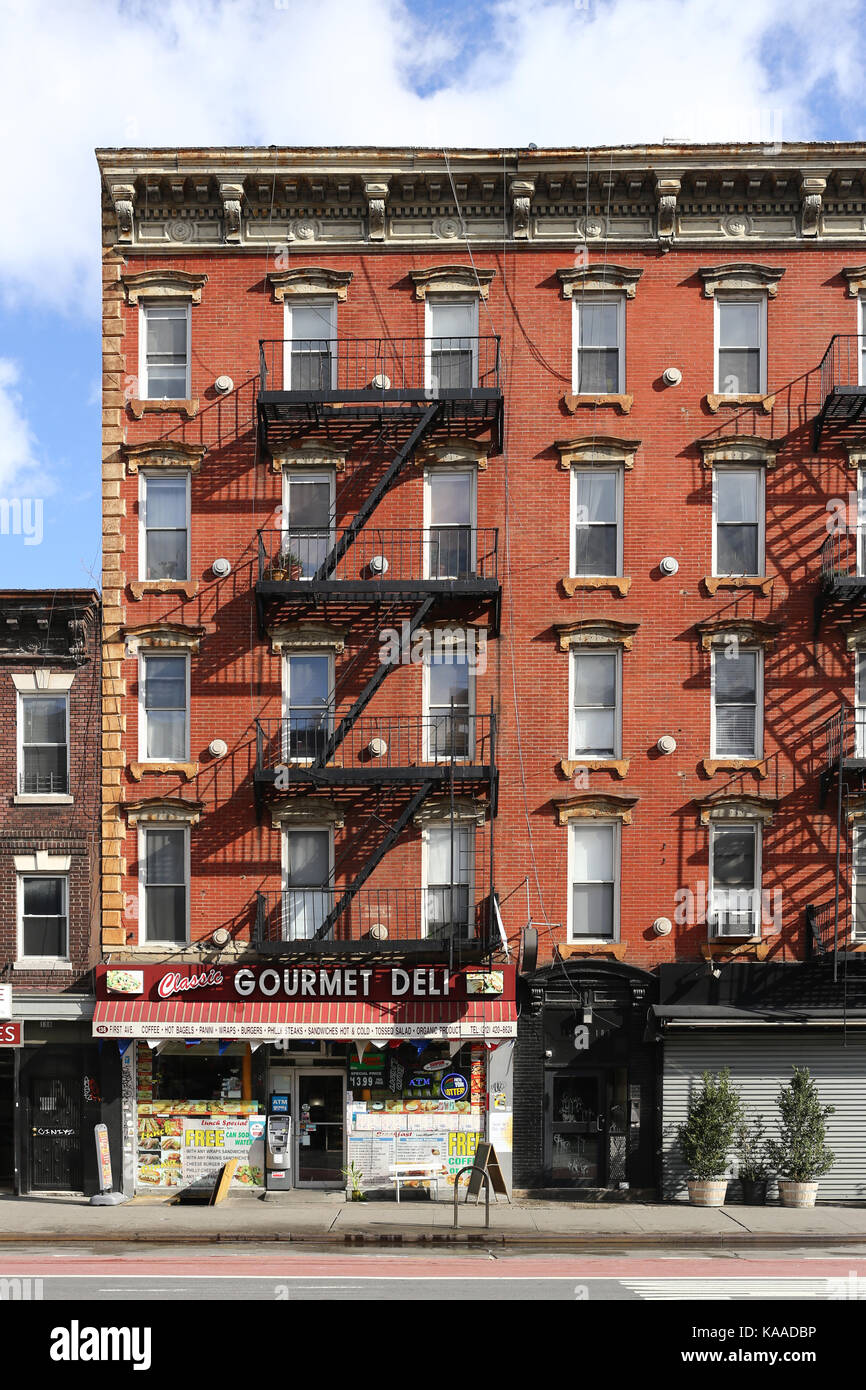 BROOKLYN, NEW YORK, USA - MÄRZ 2017 - Blick auf einen typischen ny Deli locatd in Brooklyn Stockfoto