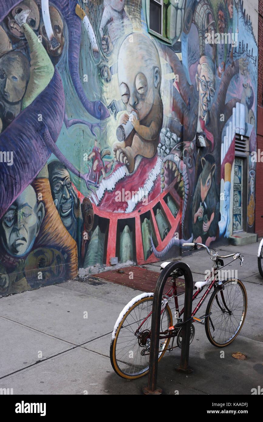 BROOKLYN, NEW YORK, USA - MÄRZ 2017 - Graffiti und eine gesperrte Fahrrad in Williamsburg, New York Stockfoto