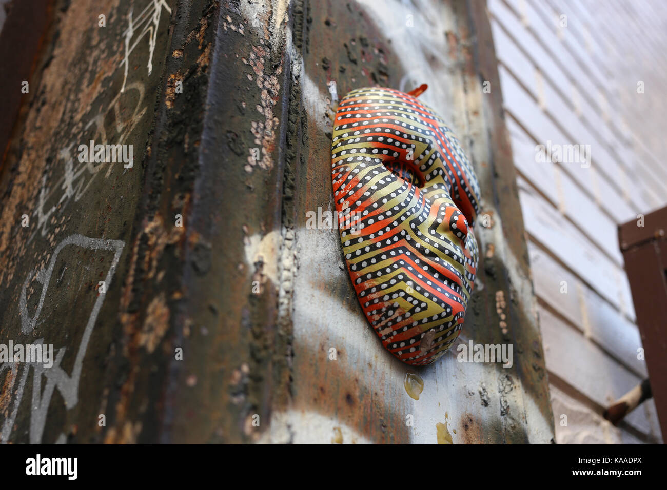 BROOKLYN, NEW YORK, USA - MÄRZ 2017 - Maske eine Tür Seite nach Williamsburg, NY dekorieren Stockfoto