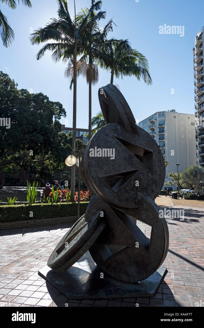Eine Skulptur aus „Angled Wheels of Fortune“ in Kings Cross, einem Stadtteil von Sydney in New South Wales, Australien. Es liegt im Rotlichtviertel von Sydney. Stockfoto