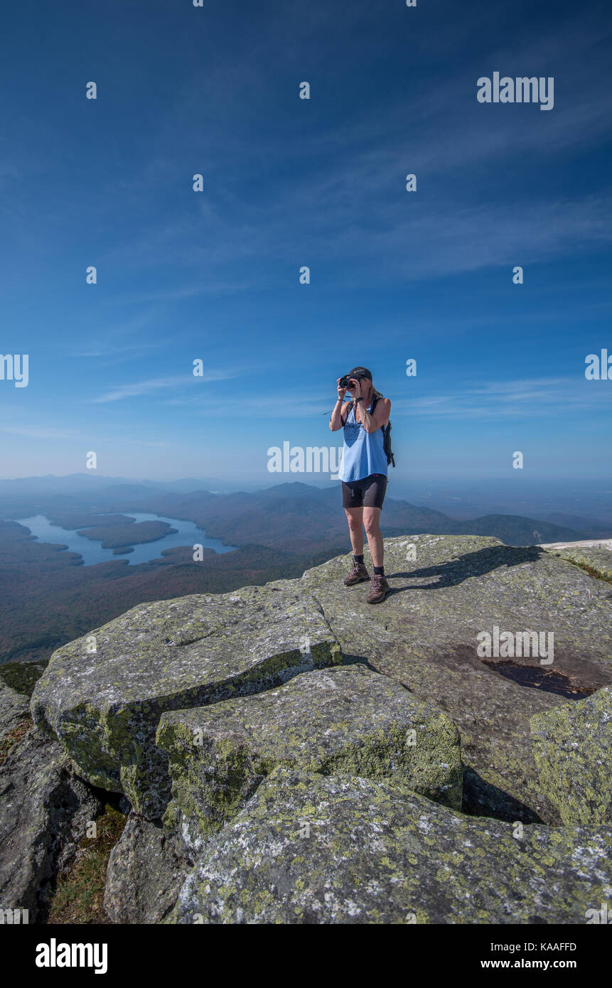 Weibliche Wanderer Bilder vom Gipfel des Whiteface Mountain Stockfoto