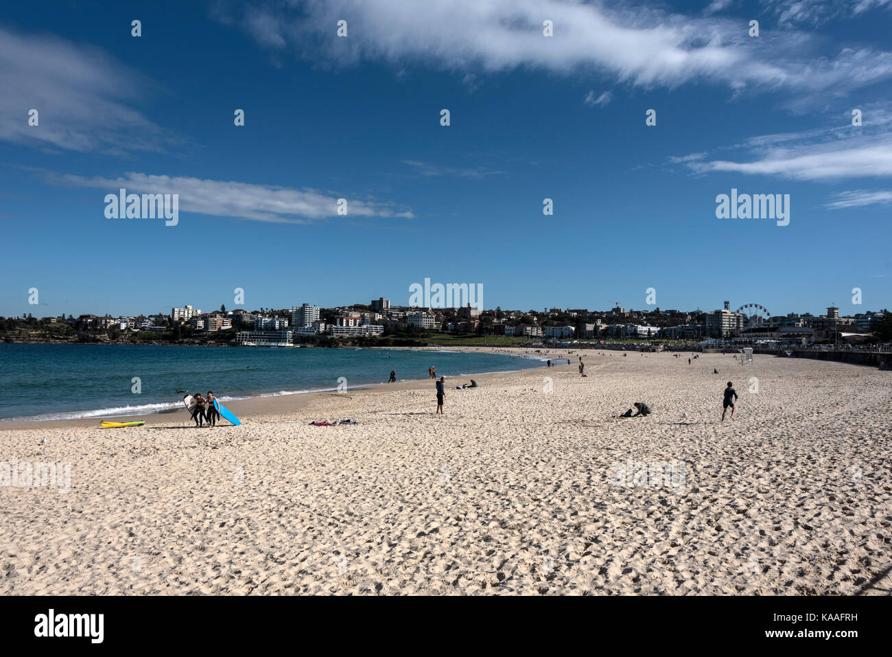 Die weniger überfüllten Strand Bondi Beach im Winter in der Nähe von Sydney in New South Wales, Australien Stockfoto