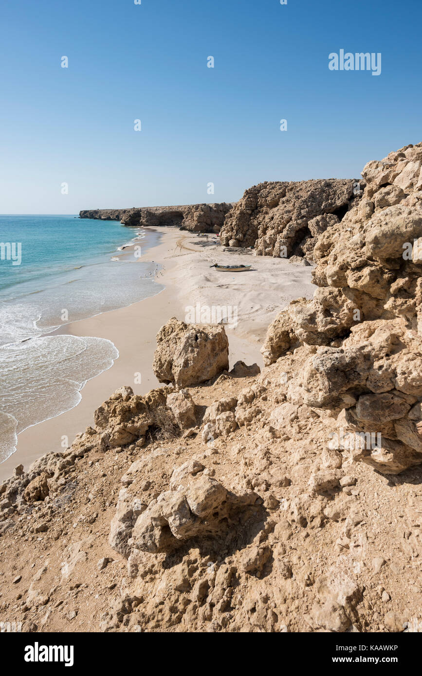 Wilder Strand an der Küste von Ras Al Jinz mit Klippen und klarem blauen Himmel, Sultanat von Oman. Reiseziel, Reisekonzept, vertikale Ansicht Stockfoto