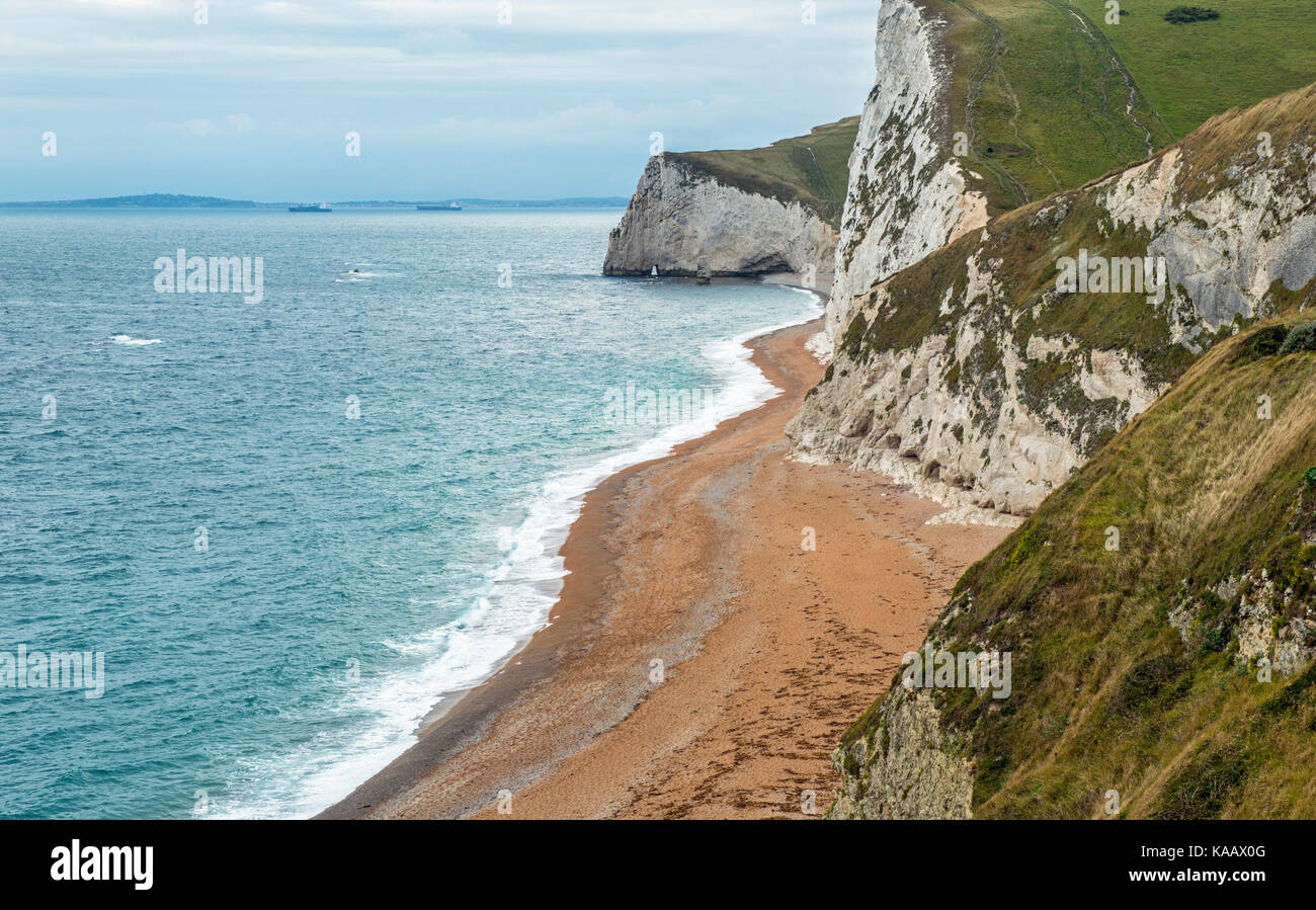 Durdle Door West Beach Dorset Coast England zeigt den Strand und Klippen Stockfoto