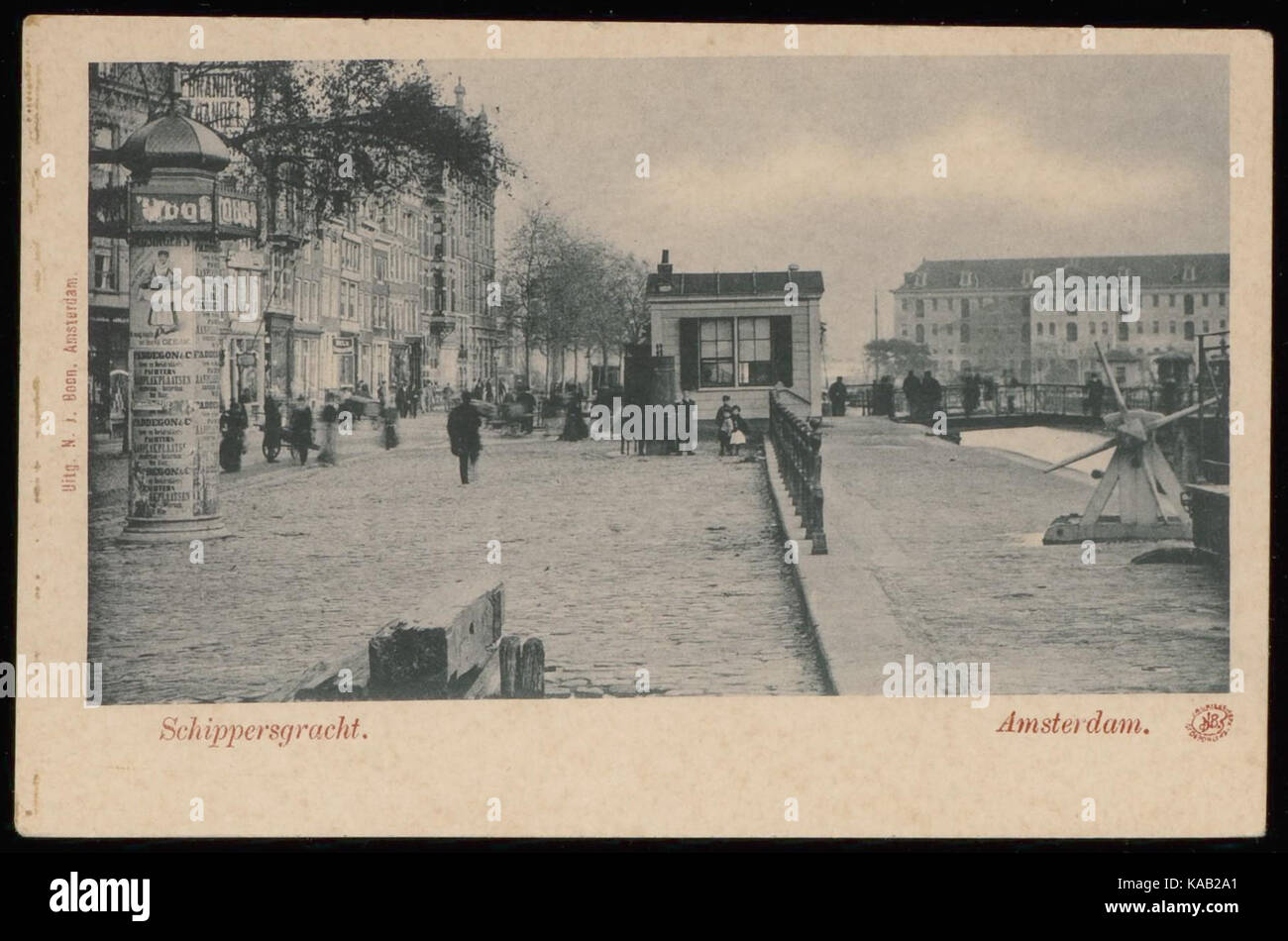 Schippersgracht gezien vanaf het Rapenburgerplein richting Oosterdok en Dsub het Scheepvaartmuseum Zeemagazijn landet, nu aan het Kattenburgerplein Stockfoto