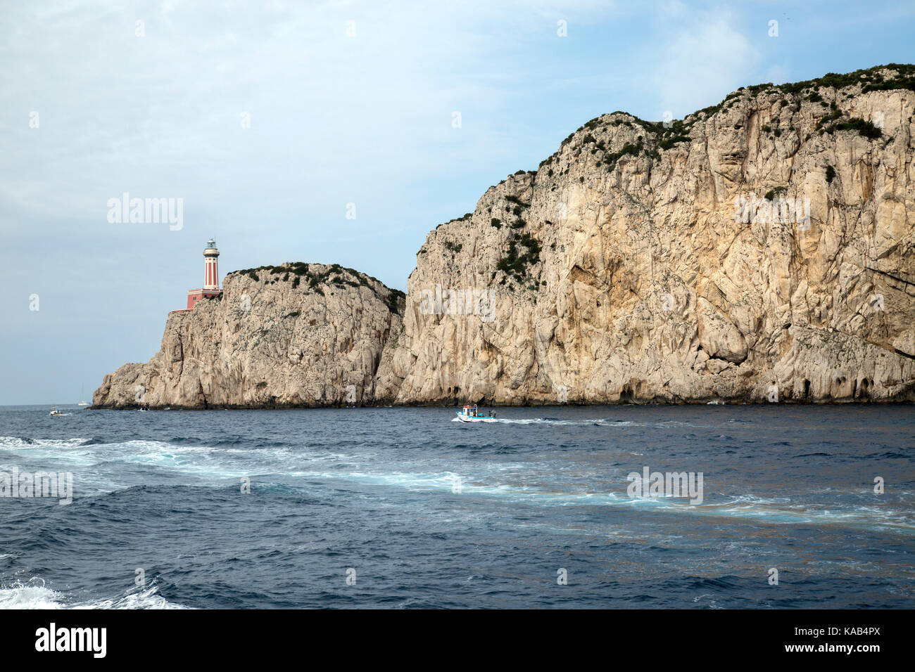 Blick auf Capri, mit Punta Carena Leuchtturm, auf Kalksteinfelsen, von ocean side Stockfoto