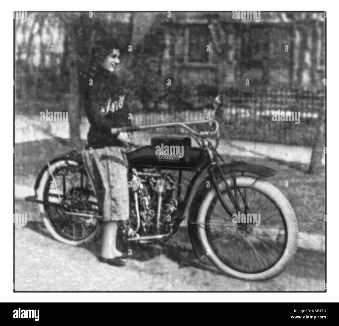 Das verbesserte Foto von Sadie Grimm zeigt ein historisches Porträt, das einen Moment in der Zeit mit einer Vintage-Ästhetik repräsentiert. Dieses Bild verkörpert den Stil und die Atmosphäre vergangener Epochen in der Fotografie. Stockfoto